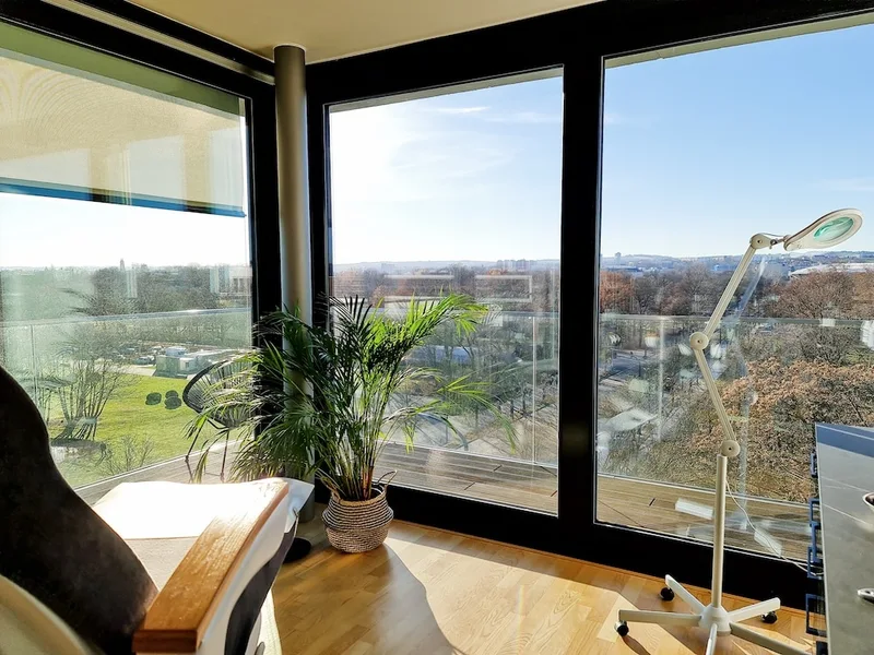 Penthouse-Praxis Pure Medical Aesthetic Dresden mit Blick über Dresden
